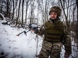 Ein heimtückischer Feind: Mit Schmalz trotzen ukrainische Drohnenpiloten dem Eiswetter