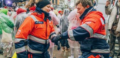 Rosenmontag in Köln: Wie Sanitäter von den Maltesern Zuhälter, Soldatinnen und die Freiheitsstatue behandeln.