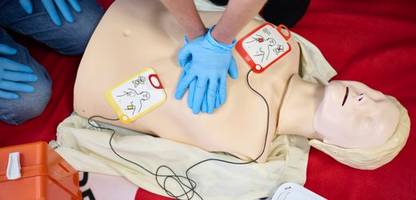 Rotes Kreuz fordert regelmäßige Erste-Hilfe-Übungen an Schulen