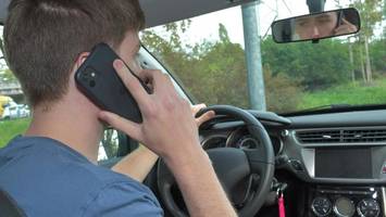 Handy am Steuer: Polizei jagt diese Verkehrssünder mit besonderem Trick