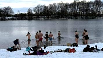 eisbaden mit atemtechnik: was der kälteschock bringt – und ein arzt dazu sagt