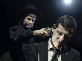 theater: von der bühne gezerrt