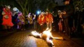 karneval: nubbelverbrennung beendet straßenkarneval in köln