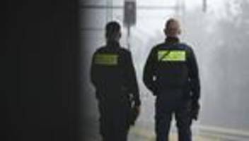 Kontrolle: Gefährliche Abkürzung über Gleise - Polizei greift ein