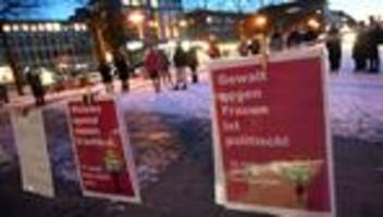 Kundgebung: Zahlreiche Menschen gedenken 18 Jahre altem U-Bahn-Opfer