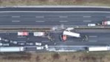 verkehr: drei schwerverletzte bei schwerem unfall auf a7