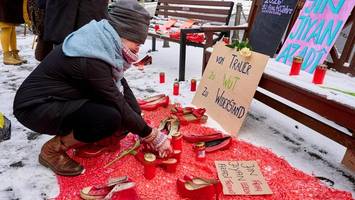 Femizid in Hohenschönhausen: Trauer und Wut bei Demo vor Rathaus Lichtenberg