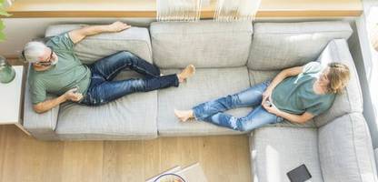 Beziehungen: Studie zu Zufriedenheit im Alter: Zusammenziehen macht glücklich