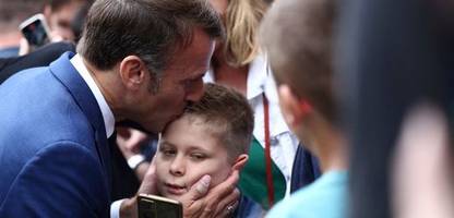 emmanuel macron: frankreichs regierung ermahnt junge frauen, kinder zu kriegen