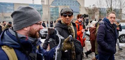 Xavier Naidoo vor dem Kanzleramt in Berlin: Kannibal lecture