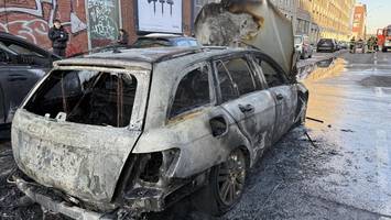 Auto geht während der Fahrt in Flammen auf – Feuer greift auf weitere Pkw über