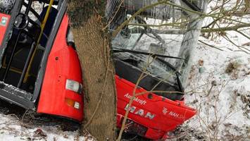 fahrt mit schulbus endet für kinder im krankenhaus