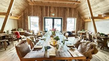 Noch nicht fertig – aber Gäste rennen dem Schafstall schon die Bude ein