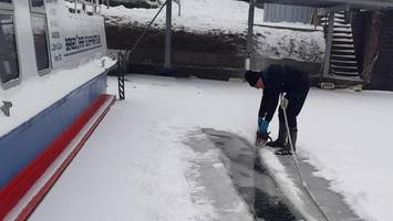 eisdecke wird zur gefahr: bergedorfer geht mit kreissäge auf schiffsrettung