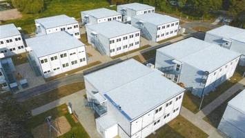 Neue Flüchtlingsunterkunft im Eiltempo zwischen Autohaus und geplanter Grundschule