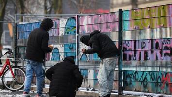 Streit vor Drob Inn endet blutig: Mann (30) mit Messer lebensgefährlich verletzt