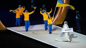 russin trug als freiwillige ukraine-schild bei olympia-eröffnungszeremonie