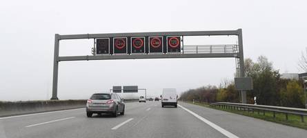 bald sollen smarte schilder die fahrt auf der a8 sicherer machen