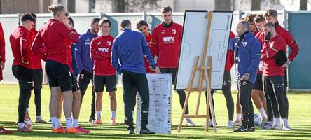 fca-trainer manuel baum lässt seine profis das heidenheim-spiel selbst analysieren