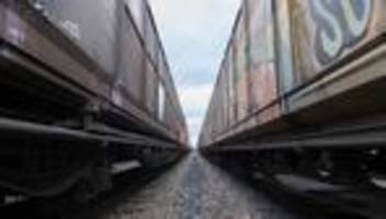 güterverkehr: neuer chef von db cargo baut fast die hälfte der stellen ab