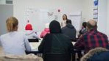 Sparpläne: Mehr Erstorientierungskurse geplant – Streit um Kürzungen