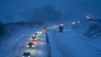 Verspätungen und Teilausfälle: Glätte legt Buslinien mancherorts lahm