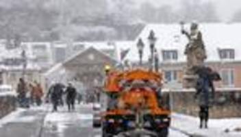 Wetter: Schneefall legt Busse in Unterfranken lahm
