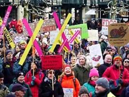 deutschland-monitor vorgestellt: die deutschen schätzen die demokratie - und sind offen für autoritäre ideen