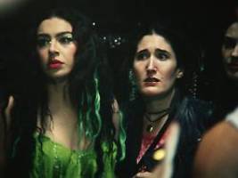 the moment mit charli xcx: satire zwischen stroboskop und selbstzweifeln