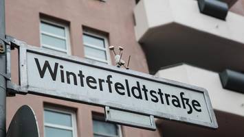 peinlicher fehler: straßenschild in schöneberg fehlt entscheidender buchstabe