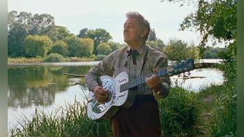 al cook kämpft in „the loneliest man in town“ gegen den abriss seines lebens