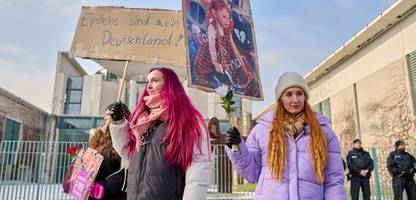 Demonstrationen vor dem Kanzleramt: Betroffene sexualisierter Gewalt protestieren