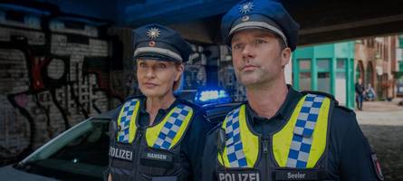 Sanna Englund zu 500 Folgen „Notruf Hafenkante“: „Ich habe den Umgang mit Waffen gelernt“