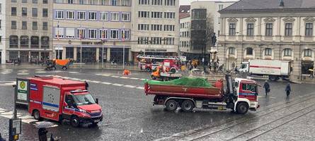 Feuerwehreinsatz in Augsburg: Der Narrenbaum begibt sich auf die letzte Fahrt
