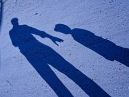 Sexuelle Gewalt: Müssen Versicherungen Millionen an Missbrauchsopfer nachzahlen?