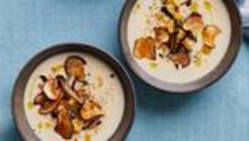 Bratknoblauch-Mandel-Suppe mit Pilz-Migas: Wärmend wie ein Wintertraum