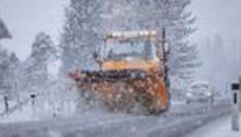 Unfall mit Schneepflug: Ohne Schneeketten: Münchner stürzt mit Auto 30 Meter ab