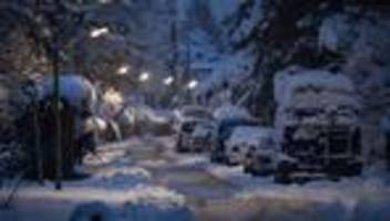 Winterwetter: Anhaltender Schneefall: Viele Unfälle auf glatten Straßen