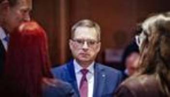 august wöginger: freunderl vor gericht