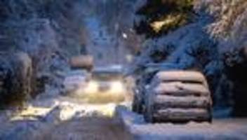 Wintereinbruch: Kräftige Schneefälle führen zu Verkehrsproblemen in Bayern