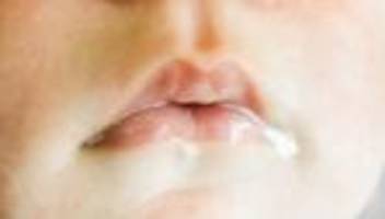 stilldauer: warum frauen jetzt möglichst ein jahr lang stillen sollten