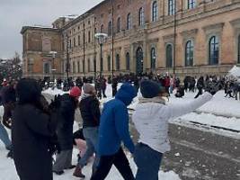 Aufruf im Netz geht viral: Hunderte Menschen treffen sich in München zu Schneeballschlacht