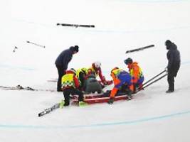 bange momente an der halfpipe: ski-freestyle-favoritin stürzt schwer und schlägt mit kopf auf