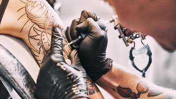Tattoos können zur Erblindung führen? Neue Studie alarmiert Mediziner