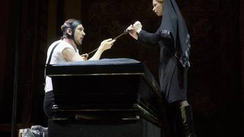 Lars Eidinger unter Schock: Schauspieler verletzt Frau mit Degen am Kopf