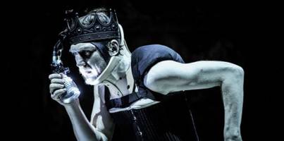 Berliner Schaubühne: Lars Eidinger verletzt Theaterzuschauerin versehentlich mit Degen