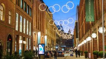 deko mit botschaft: warum in der hamburger city leuchtende kreise hängen