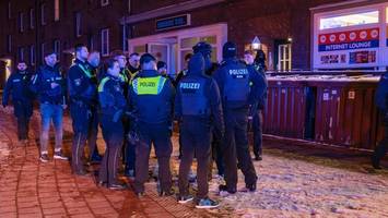 drogenrazzia in dulsberg – mehrere personen in gewahrsam genommen