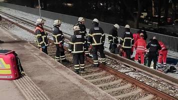 Mann stürzt mit Rollator in S-Bahn-Gleise – Helfer retten ihn unter Lebensgefahr