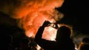 alte tradition: funkenfeuer lodern wieder: das steckt hinter dem brauch